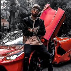 Aubameyang posa con su Ferrari de 1,3 millones tras ser el héroe contra el Leicester