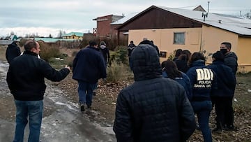 Handout picture released by Telam showing police members of Santa Cruz in front of the house where allegedly Fabian Gutierrez, former secretary of Argentina&#039;s Vice President Cristina Kirchner, was found dead on July 4, 2020, after being reported missing three days ago. - Gutierrez, who had been last seen on July 1, was found dead -handcuffed and with signs of having been beaten and with a cut in the throat- in the town of El Calafate, 2,750 km southwest of Buenos Aires, southern Argentina. (Photo by Handout / TELAM / AFP) / RESTRICTED TO EDITORIAL USE - MANDATORY CREDIT &quot;AFP PHOTO / TELAM&quot; - NO MARKETING NO ADVERTISING CAMPAIGNS - DISTRIBUTED AS A SERVICE TO CLIENTS