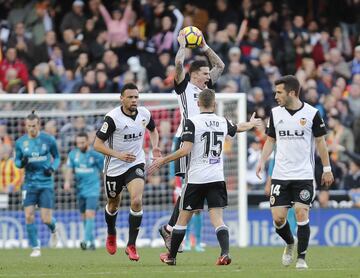 Santi Mina celebra el 1-2.