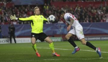 Vitolo y Schmeichel.