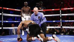 Shawn Porter, el &aacute;rbitro y Terence Crawford.