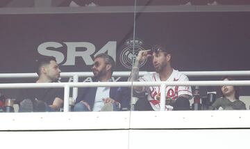 Sergio Ramos en su palco privado junto a su hermano disfrutando del partido.