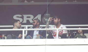 Sergio Ramos en su palco privado junto a su hermano disfrutando del partido. 