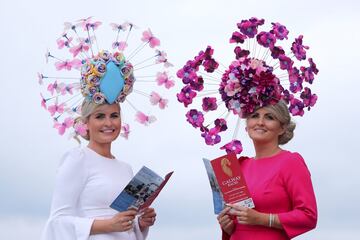 Corina Hynes (a la izquierda) y Tracy McGuinness posan con unos extravagantes sombreros durante el primer día del Festival de Verano en el Hipódromo de Galway. Cada año esta localidad de la costa Oeste de Irlanda combina, durante una semana, las carreras de caballos con los sombreros y vestimentas femeninas más delirantes.