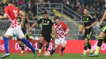 La Rojita maravilla y sufre a partes iguales en Croacia