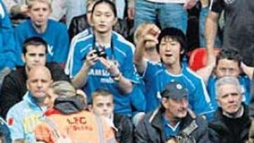 <b>PARTIDAZO. </b>Torres celebró con furia, y ante seguidores del Chelsea, el golazo que le marcó a Cech.