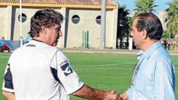 <b>PARA EL RECUERDO. </b>Esteban Vigo y Joaquín Morales se saludan durante un entrenamiento de la pasada temporada.