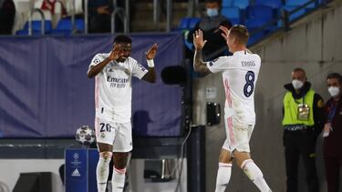 Vinicius celebra un gol con Kroos.