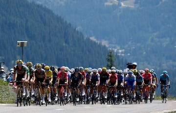 El pelotón durante la duodécima etapa del Tour de Francia 2022.