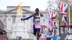 Kipchoge regresa en Tokio para homenajear a Kiptum