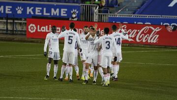 Los jugadores del Madrid celebran el tercer tanto blanco, obra de Hazard, ante el Alav&eacute;s.