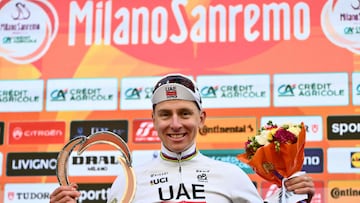 Pogacar, en el podio de Milán-San Remo.