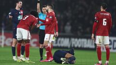 Paris (France), 07/02/2024.- Paris Saint Germain's Kylian Mbappe (down) reacts after a tackle during the Coupe de France round of 16 soccer match between Paris Saint Germain (PSG) and Brest at Parc des Princes in Paris, France, 07 February 2024. (Francia) EFE/EPA/Mohammed Badra
