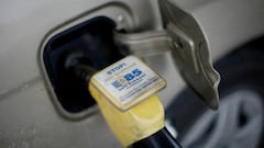 Driver pays for gas, speeds off with pump still attached and returns to scene of massive fuel spill