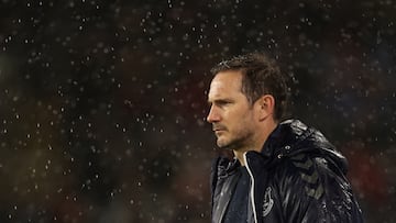 FILE PHOTO: Soccer Football - Premier League - Burnley v Everton - Turf Moor, Burnley, Britain - April 6, 2022 Everton manager Frank Lampard looks dejected Action Images via Reuters/Lee Smith EDITORIAL USE ONLY. No use with unauthorized audio, video, data, fixture lists, club/league logos or 'live' services. Online in-match use limited to 75 images, no video emulation. No use in betting, games or single club /league/player publications. Please contact your account representative for further details./File Photo