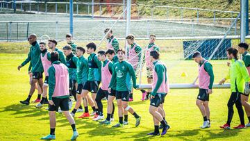 La plantilla de futbolistas del Racing de Ferrol mueve una portería durante un entrenamiento.