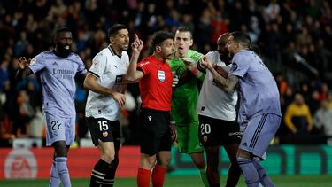VALENCIA, 02/03/2024.- El delantero del Real Madrid, Joselu (d), protesta al colegiado Gil Manzano el gol anulado en el último momento del encuentro correspondiente a la jornada 27 de Primera División que Valencia y Real Madrid disputan hoy sábado en el estadio de Mestalla, en Valencia. EFE / Biel Aliño.