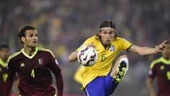 Filipe centra el bal&oacute;n ante la mirada de Vizcarrondo durante el Brasil-Venezuela.