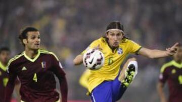 Filipe centra el bal&oacute;n ante la mirada de Vizcarrondo durante el Brasil-Venezuela.