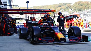 Max Verstappen, con el Red Bull en el pit lane de Sochi.