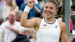 Jasmine Paolini celebra su victoria contra Emma Navarro en Wimbledon.