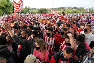 Los jugadores del Atlético de Madrid salen al exterior de Zorrilla para celebrar el título de Liga con los seguidores que se habían desplazado 