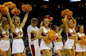 Estas chicas animan a los Iowa State Cyclones.