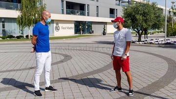 Zidane y Hazard, con mascarillas y distancia de seguridad, en la ciudad deportiva blanca.