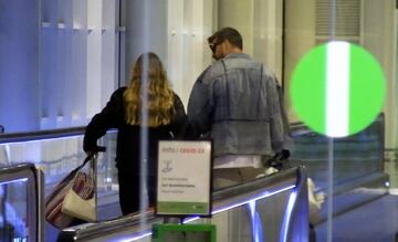 Gerard Piqué y Clara Chía llegan a Barcelona tras pasar disfrutar de unos días en París. El defensor del Fútbol Club Barcelona ya no esconde a su nuevo amor.