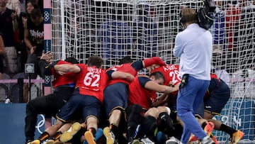 Los Hispanos, abrazados encima de Pérez de Vargas después de ganar a Egipto.