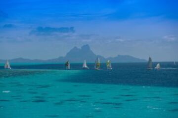 Regatistas de la competición Tahiti Pearl Regatta que se disputa entre las islas de Raiatea, Bora Bora, Huahine y Tahaa. 