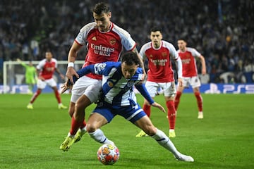 FC Porto's Mexican defender #15 Jorge Sanchez (L) vies with FC Porto's Brazilian forward #11 Pepeduring the UEFA Champions League last 16 first leg football match between FC Porto and Arsenal FC at the Dragao stadium in Porto on February 21, 2024. (Photo by PATRICIA DE MELO MOREIRA / AFP)