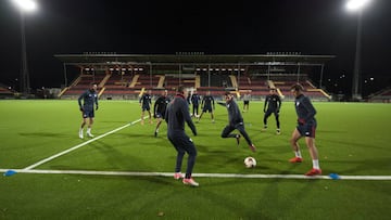El Athletic conoció el césped artificial del estadio, un campo estrecho, con calefacción bajo la hierba, que no es de última generación pero está bien.