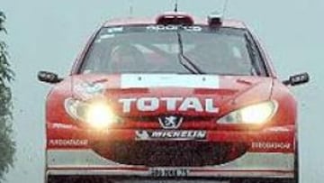 <b>SIN RIVALES.</B> Marcus Gronholm, ganador de este rally en 2002, ha arrasado en la primera etapa. El finlandés ha ganado siete de los nueve tramos cronometrados.