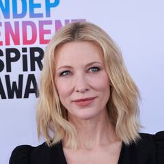 Cate Blanchett hides under the table to avoid bit at Independent Spirit Awards
