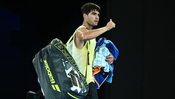 Carlos Alcaraz se retira de la pista tras perder con Alexander Zverev en el Open de Australia.