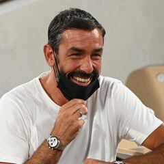 Pirès: “Me alegra ver jugadores como Pedri y Gavi”