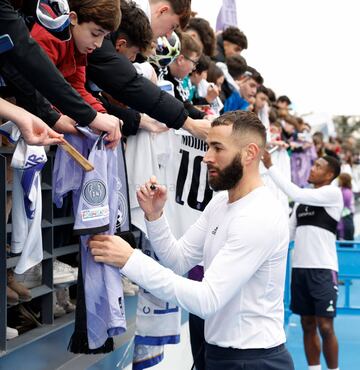 Karim Benzema firmando autgrafos a los seguidores del Real Madrid.