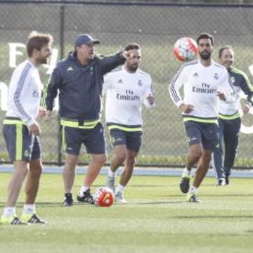 Rafa Benítez dando órdenes durante una sesión de entrenamiento.