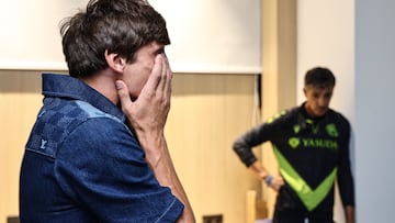 Le Normand se tapa la cara emocionado con Imanol de fondo mirando triste hacia abajo.