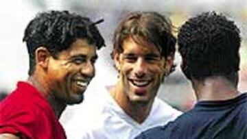 <b>REUNIÓN DE HOLANDESES</B>. El Barça-Manchester juntará a muchos paisanos de los Países Bajos. Rijkaard, Van Nistelroy y Kluivert bromearon antes del partido de Filadelfia.