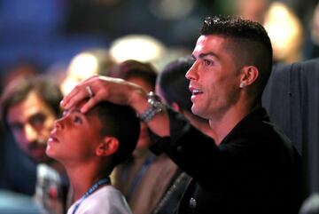 Cristiano made the most of the international break to watch the Djokovic v Isner match at the ATP Finals in London with Georgina Rodríguez and his eldest son.