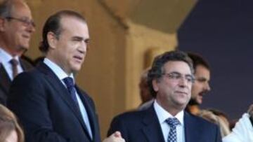 <b>EN EL ESTADIO. </b>Campoy, junto a Ortiz, en el palco del Rico Pérez.
