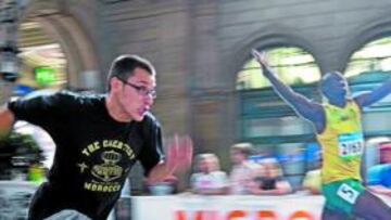 <b>CARRERA CONTRA EL MITO. </b>Un aficionado compite contra una silueta del jamaicano Usain Bolt en la Estación Central de Zúrich.