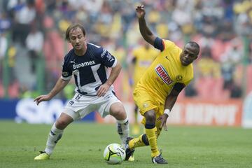 El Chucho Benítez llegó a 100 goles en el futbol mexicano gracias al doblete que firmó en este encuentro, suficiente para que el estratega Miguel Herrera derrotara por quinta vez consecutiva a los universitarios. Las Águilas avanzaron a semifinales de este certamen pese a que Robin Ramírez había adelantado a Pumas en el marcador.