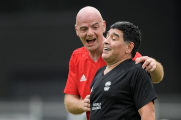 Gianni Infantino y Diego Maradona 