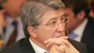 <strong>SEGURO.</strong> El presidente del Atlético, Enrique Cerezo, no piensa que el equipo ganase por la destitución de Aguirre.