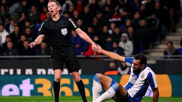 Hernndez Hernndez levanta a Borja Iglesias, en un Espanyol-Girona.
 