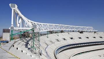 Inicio de la colocación de la cubierta del estadio