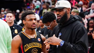 Bronny y LeBron James, durante el All American.